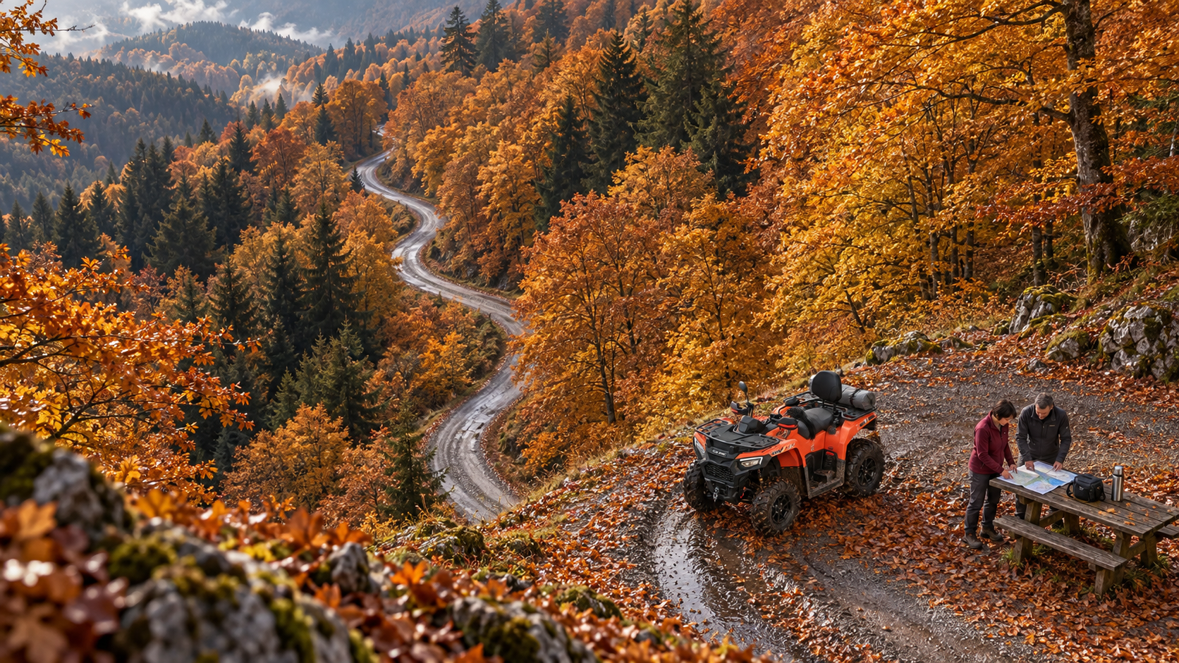 Prieteni l&acirc;ngă un ATV625L portocaliu &icirc;n pădure toamna